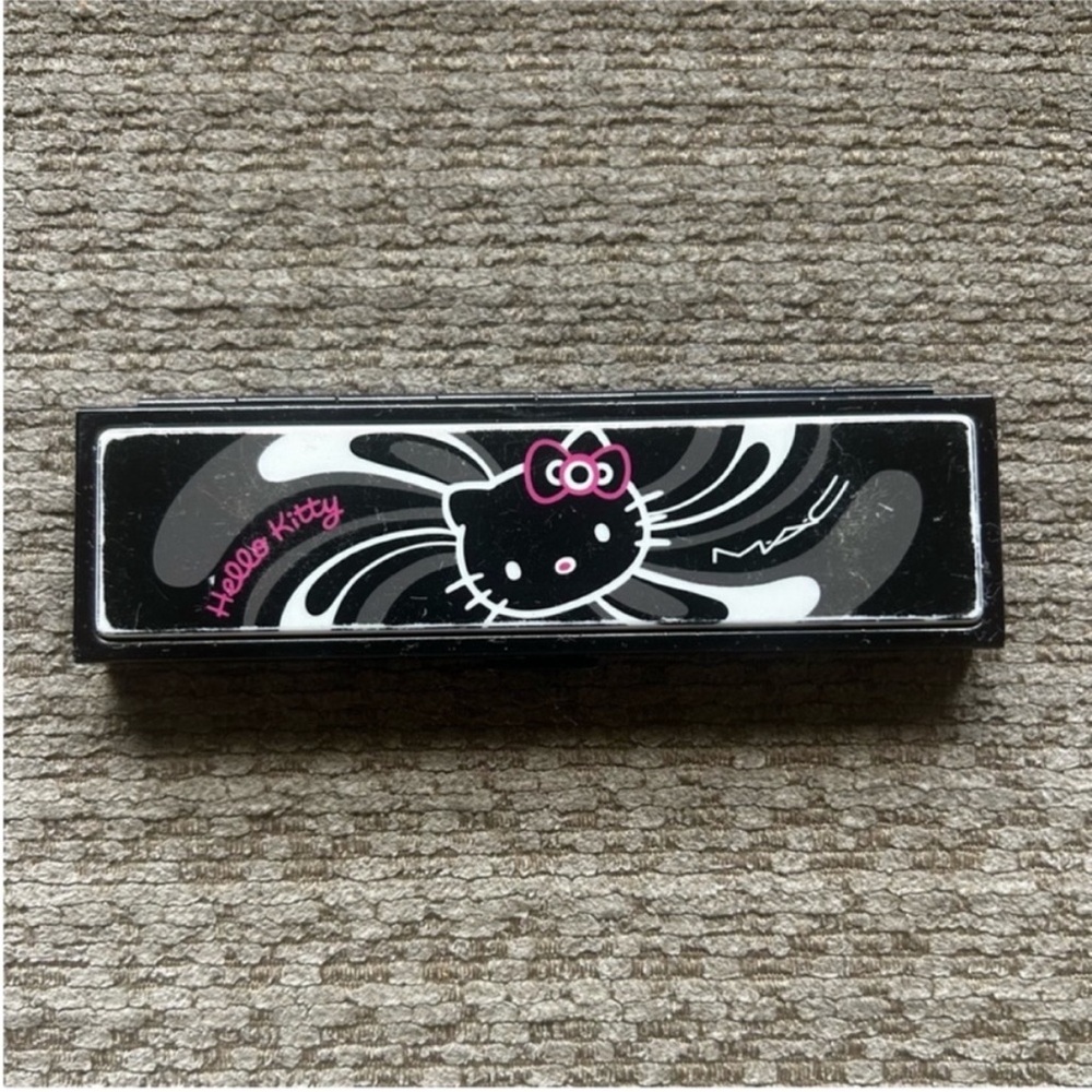 Hello kitty Mac eyeshadow pallet Too Dolly
